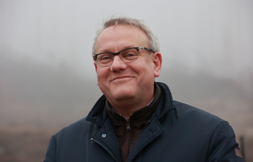 Der Präsident des Landkreistages Sachsen-Anhalt Landrat Götz Ulrich, Burgenlandkreis, steht zu Beginn der Tagung auf dem Bahnhof in Schierke.