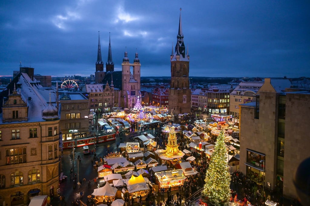 Der Weihnachtsmarkt mit dem Roten Turm und der Marktkirche.