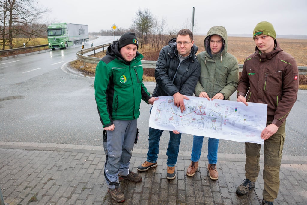 Der geplante Ausbau der B2 am Abzweig Nedissen wird von ansässigen Bauern kritisiert. Im Bild: Stefan Wagner, Marcus Schwarz, Matthias Schwarz, Julius Müller vlnr.