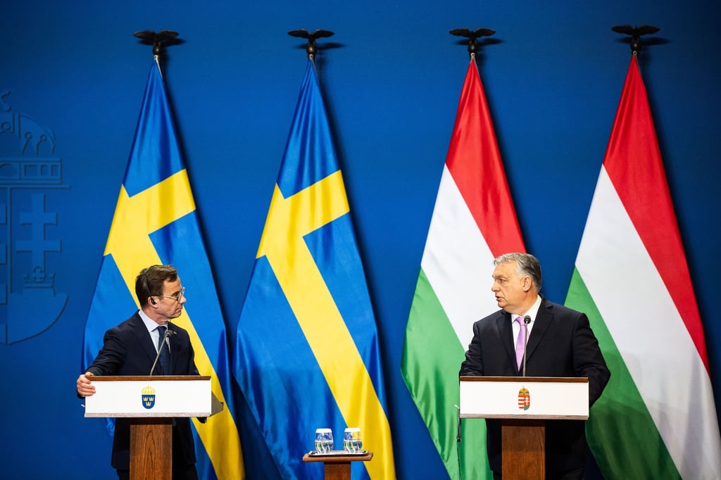 Der ungarische Ministerpräsident Viktor Orban (r) spricht mit dem schwedischen Premierminister Ulf Kristersson während einer Pressekonferenz in Budapest.