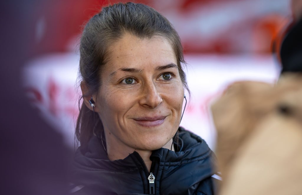 Unions Co-Trainerin Marie-Louise Eta lächelt während eines Interviews.