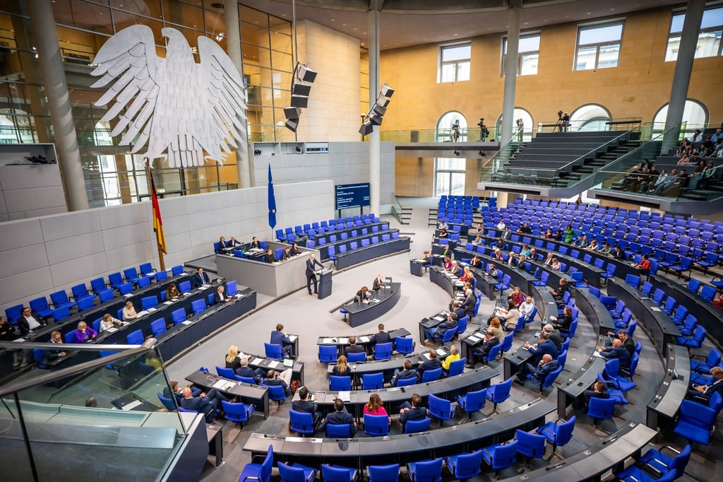 Die neuen Schwellenwerte, durch die Schätzungen zufolge rund 52.000 Unternehmen in eine niedrigere Kategorie mit geringeren Anforderungen rutschen, gelten bereits rückwirkend für den Jahresabschluss 2023.