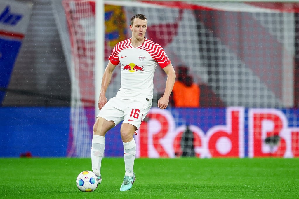 Leipzigs Spieler Lukas Klostermann am Ball.