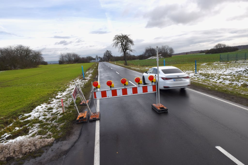 Archivbild: Straßenschäden und halbseitige Sperrung auf der Straße zwischen Eisleben und Neckendorf und zwischen Eisleben und Wolferode.