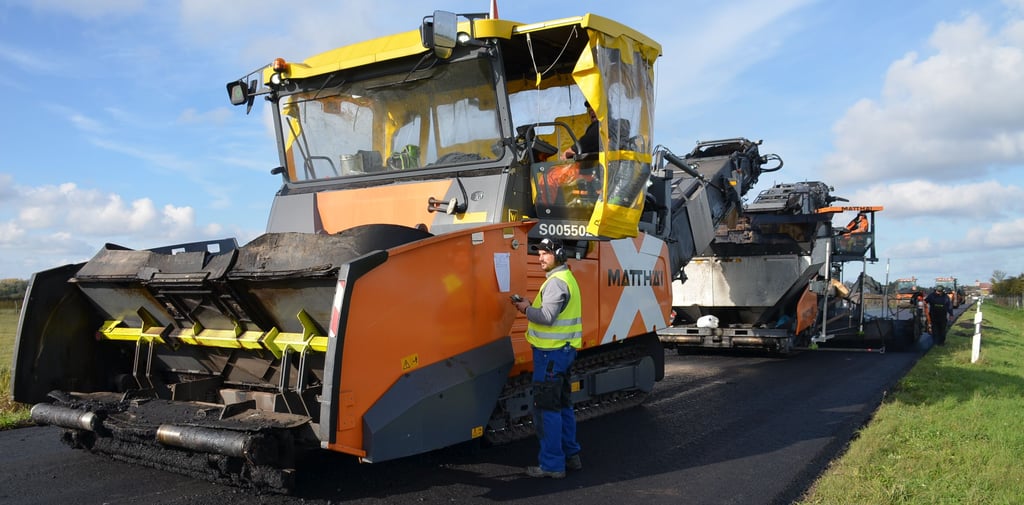 Im Vorjahr wurden zwischen Schönhausen und Hohengöhren die Asphaltschichten aufgetragen, ein Reststück kann wegen des Wintereinbruches erst jetzt befestigt werden.