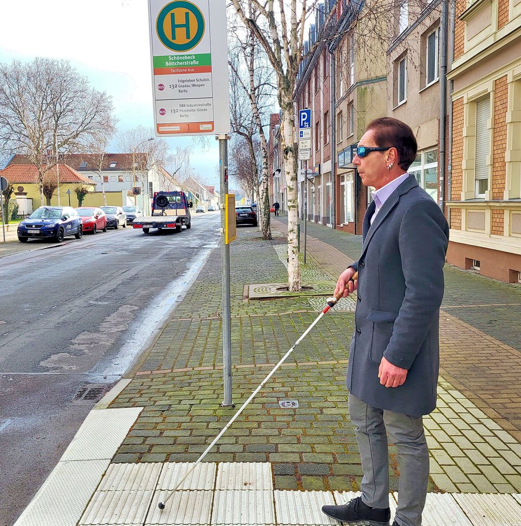 Frank Brehmer an der barrierefreien Bushaltestelle in der Böttcherstraße in Schönebeck.