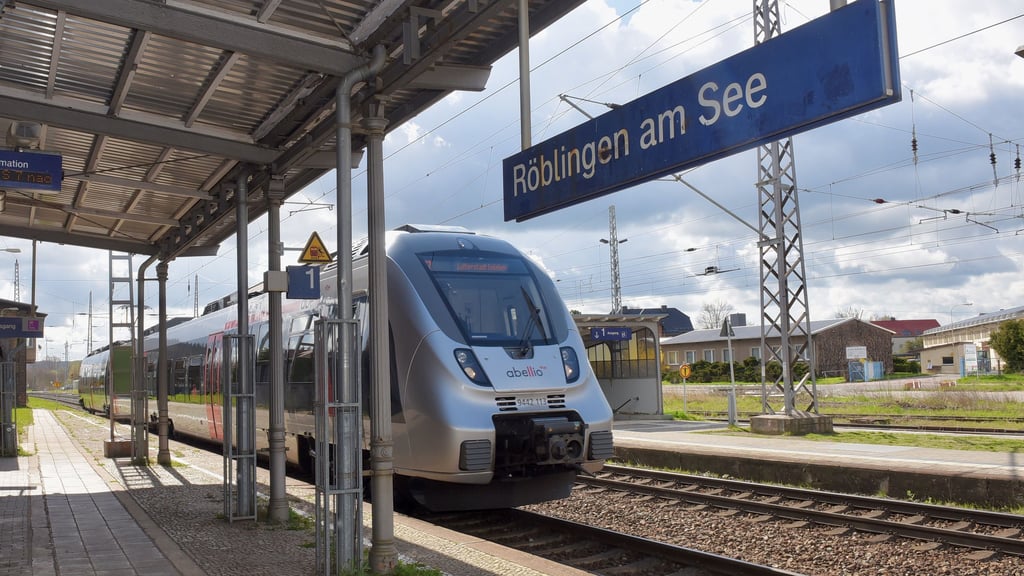 Symbolfoto - Reisende müssen sich auf Einschränkungen im Zugverkehr auf der Strecke zwischen Halle und Sangerhausen einstellen.