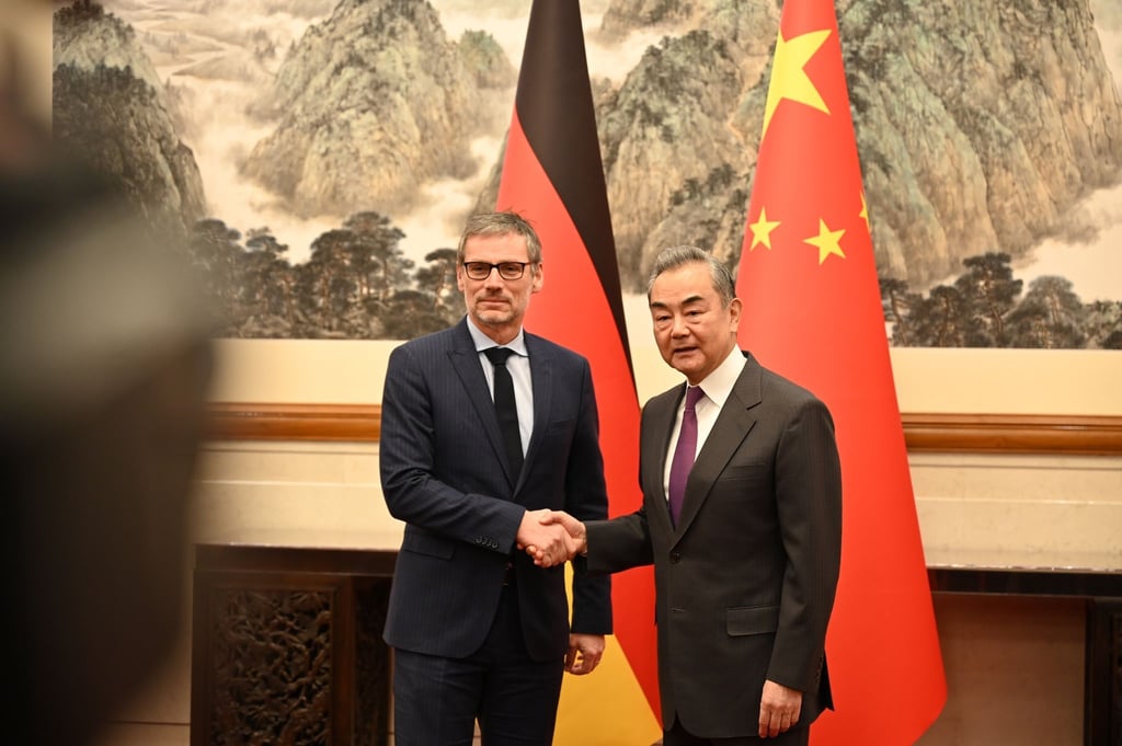 Jens Plötner (l) steht neben Chinas Außenminister Wang Yi.