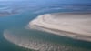 Die Sandbänke zwischen den ostfriesischen Inseln aus der Luft.