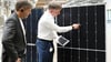 Gunter Erfurt (r), Vorstandsvorsitzender der Meyer Burger Technology AG, erklärt Bundeswirtschaftsminister Robert Habeck bei einem Unternehmensbesuch die Solarpaneele.