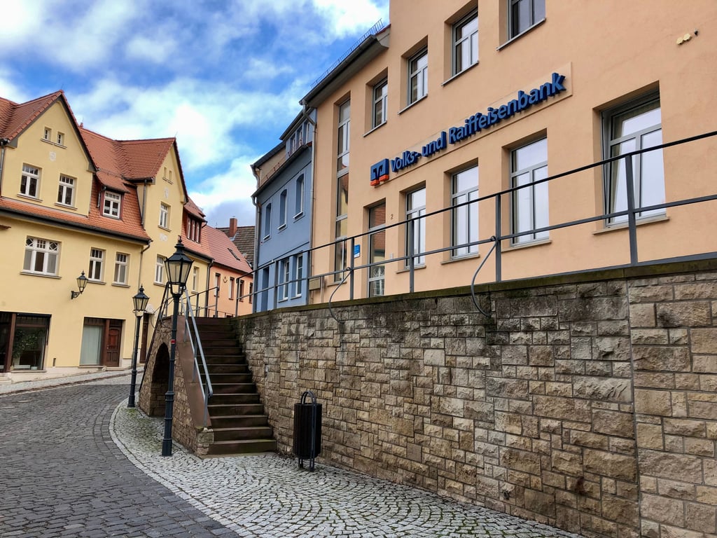 Diese Bankfiliale in der Nähe des Marktes in Mücheln wurde überfallen.