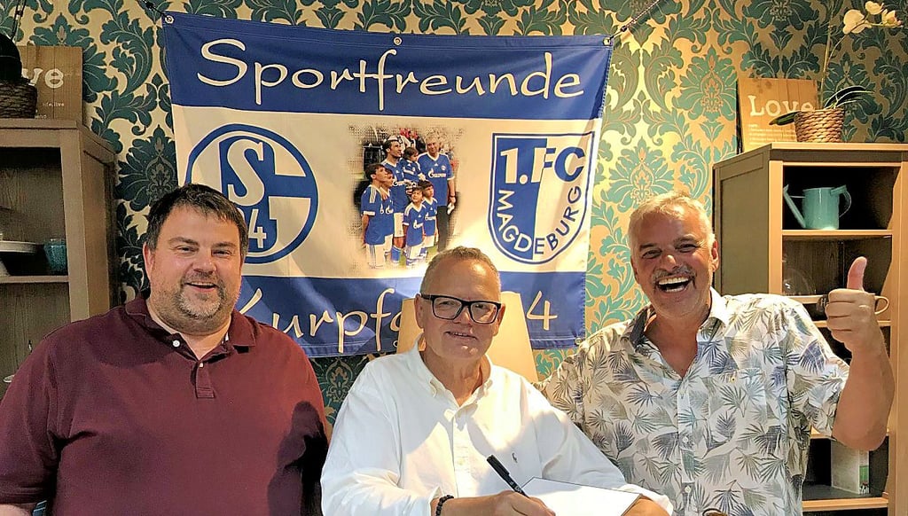 1. FC Magdeburg gegen Schalke 04: Ulfert Hagemeier (r.) mit weiteren Mitstreitern vor der Fanclubfahne.