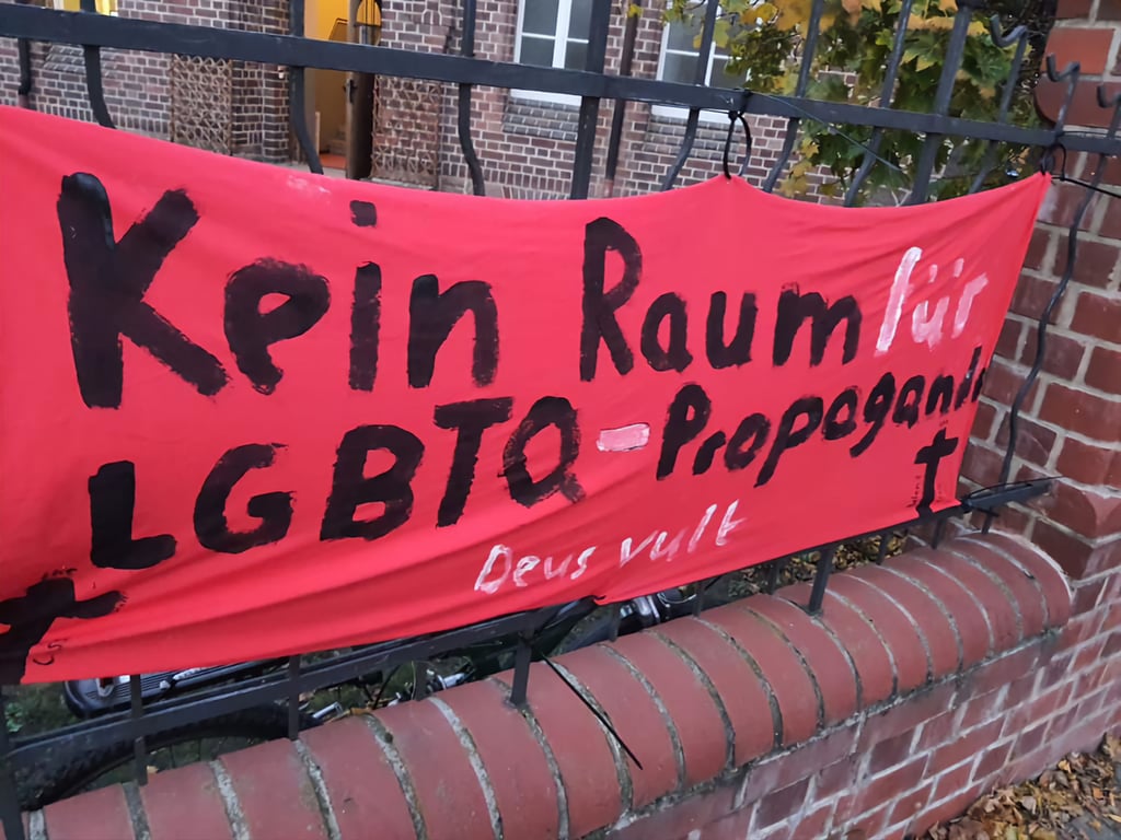 Mitglieder von "Der III. Weg" haben dieses Plakat gegen den CSD am Zaun der Martinskirche angehangen.