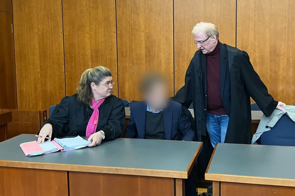 Der Angeklagte (M) nimmt zwischen seiner Verteidigerin Susanne Frangenberg und seinem Verteidiger Steffen Stern im Landgericht Göttingen Platz.