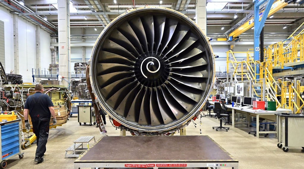 Ein Rolls-Royce Trent 700 Triebwerk für den Airbus A330 steht in einer Werkhalle der N3 Engine Overhaul Services GmbH.