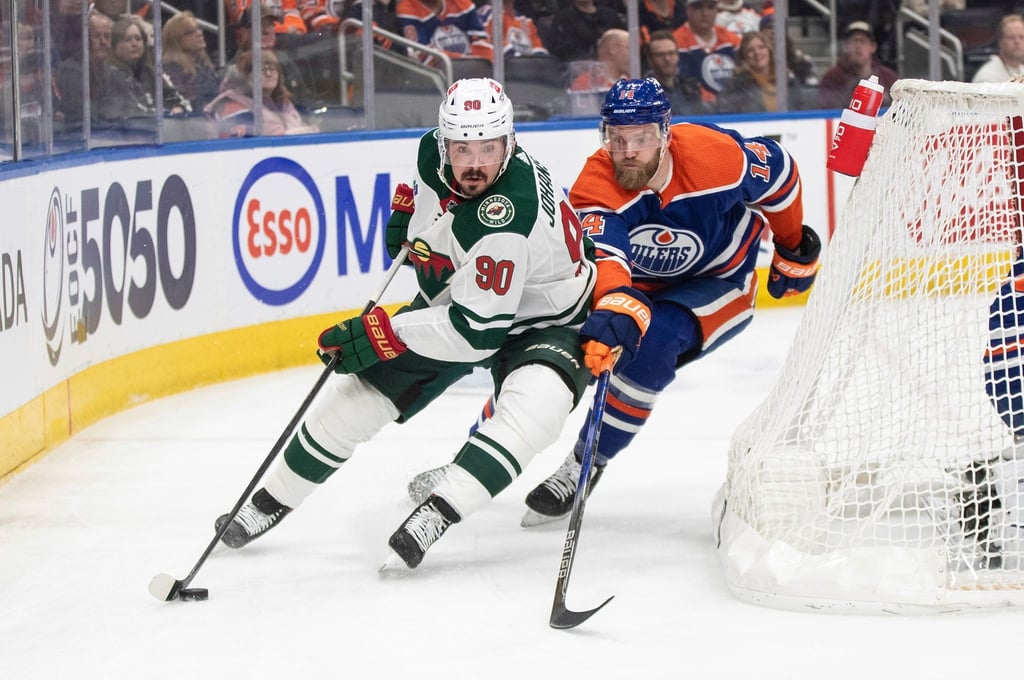 Oilers-Profi Mattias Ekholm (r) versucht Marcus Johansson zu stoppen.