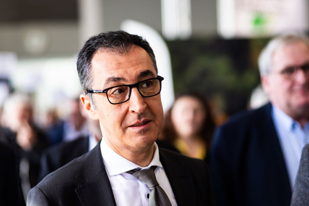 Dutzende Einsatzkräfte und Protestierende mit Schildern begleiteten den Rundgang von Landwirtschaftsminister Cem Özdemir über die Messe Fruchtwelt Bodensee.