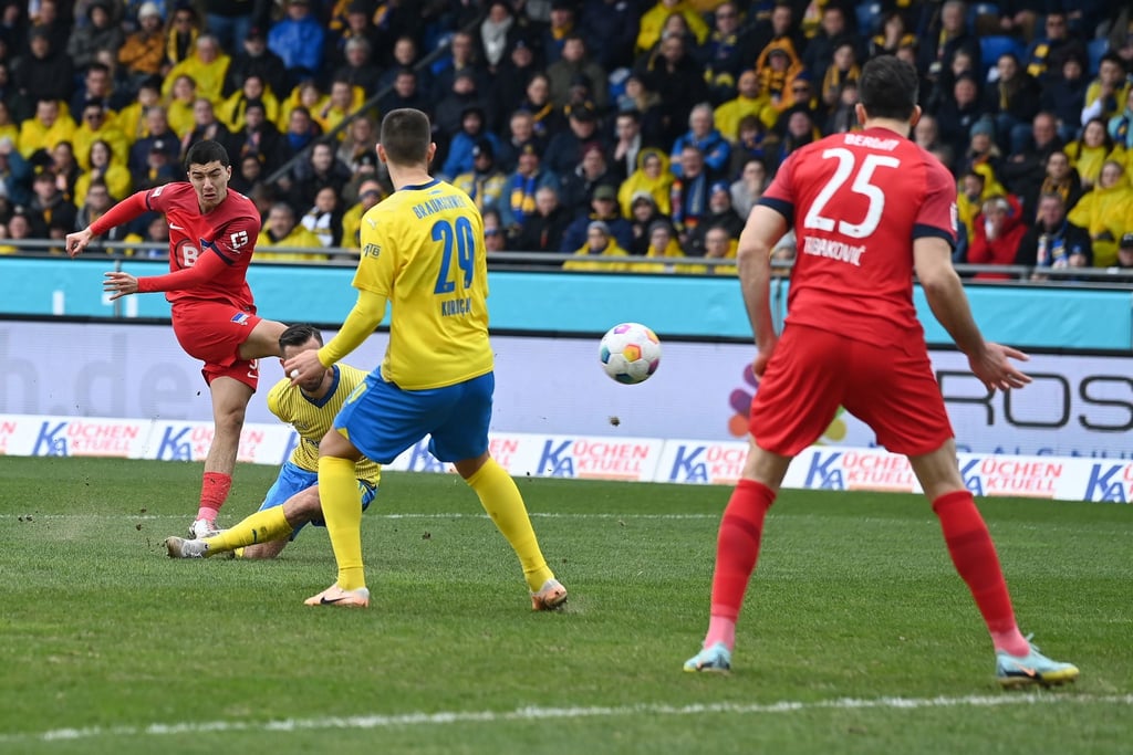Der Berliner Ibrahim Maza (l) erzielte das Tor zum 1:1-Ausgleich.
