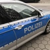Polizei steht auf der Seitentür eines Fahrzeuges: Einbrecher haben in Magdeburg einen Tresor Bargeld geknackt.