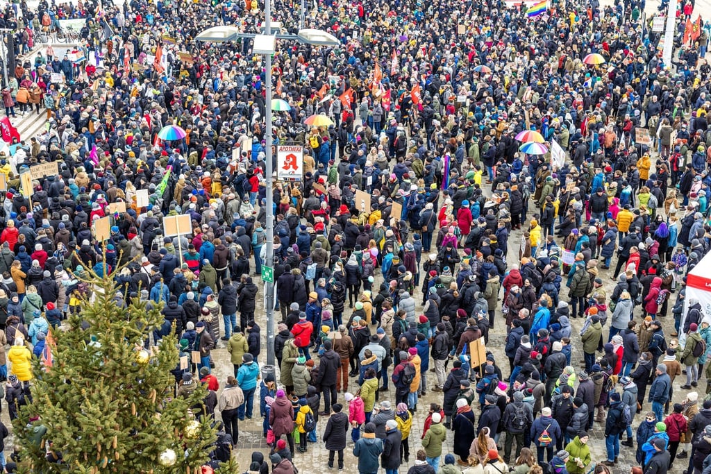 Zahlreiche Menschen versammeln sich zu einer Demo gegen Rechtsextremismus vor der Stadthalle.