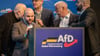 AfD-Politiker um Markus Frohnmaier beratschlagen in der Stadthalle über das weitere Vorgehen beim Landesparteitag.