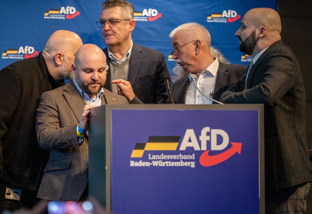 AfD-Politiker um Markus Frohnmaier beratschlagen in der Stadthalle über das weitere Vorgehen beim Landesparteitag.