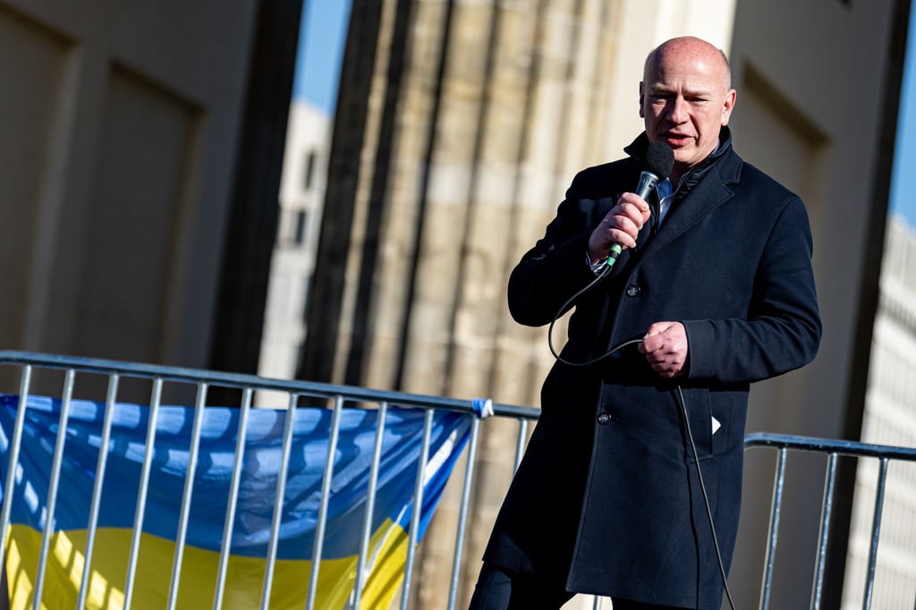 Kai Wegner (CDU), Regierender Bürgermeister von Berlin, spricht auf der Solidaritätsdemonstration des Vereins Vitsche „Zusammen Demokratie verteidigen“.