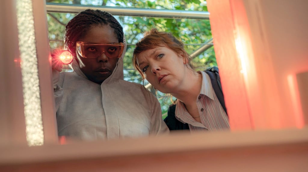 Maria (Dela Dabulamanzi) und Melly Böwe (Lina Beckmann) stellen Spekulationen über die Einbrecher an.