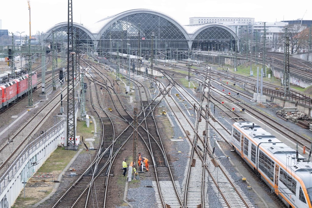 Gleisarbeiten werden am Hauptbahnhof Dresden durchgeführt.
