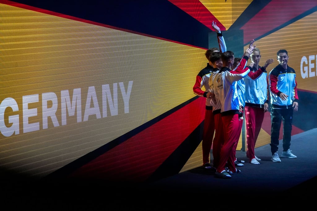 Mitglieder von der Mannschaft aus Deutschland kommen zum Finale an.