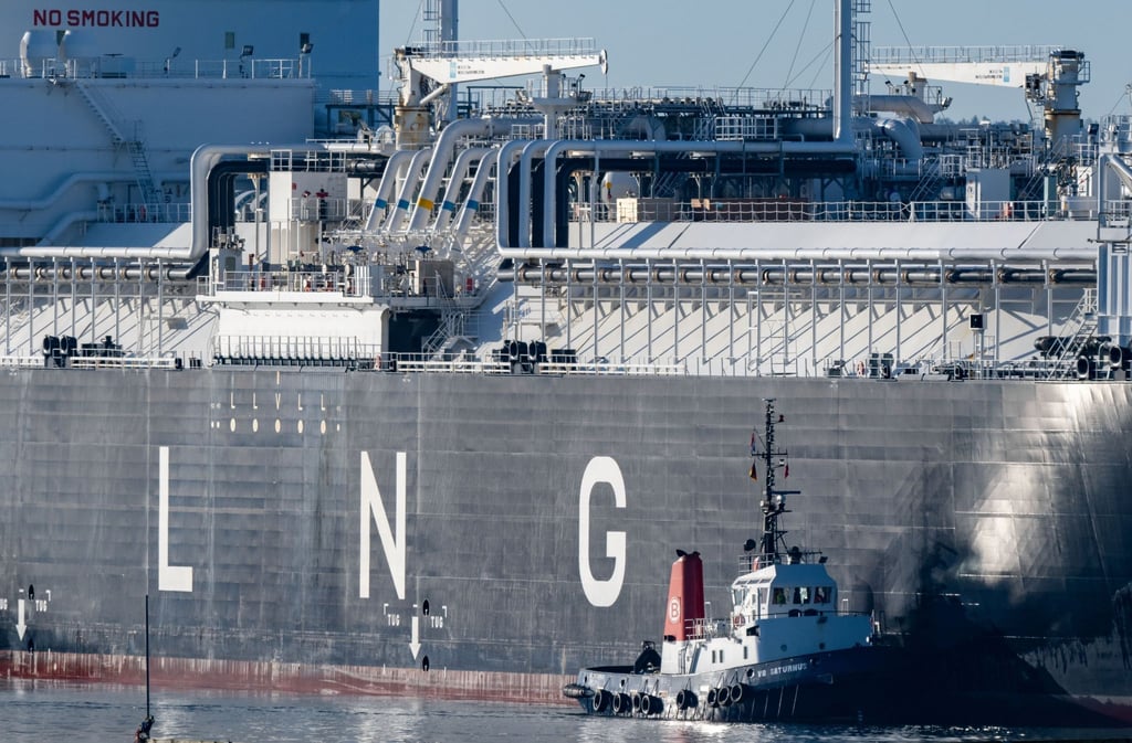 Die fast 300 Meter lange „Energos Power“ läuft begleitet von Schleppern in den Hafen von Mukran ein.