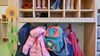 Kleidung von Kindern hängt in einer Kita / Kindergarten.