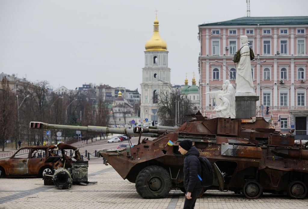 Erbeuteteürussische Kriegsgeräte auf einem Platz in der ukrainischen Hauptstadt Kiew.