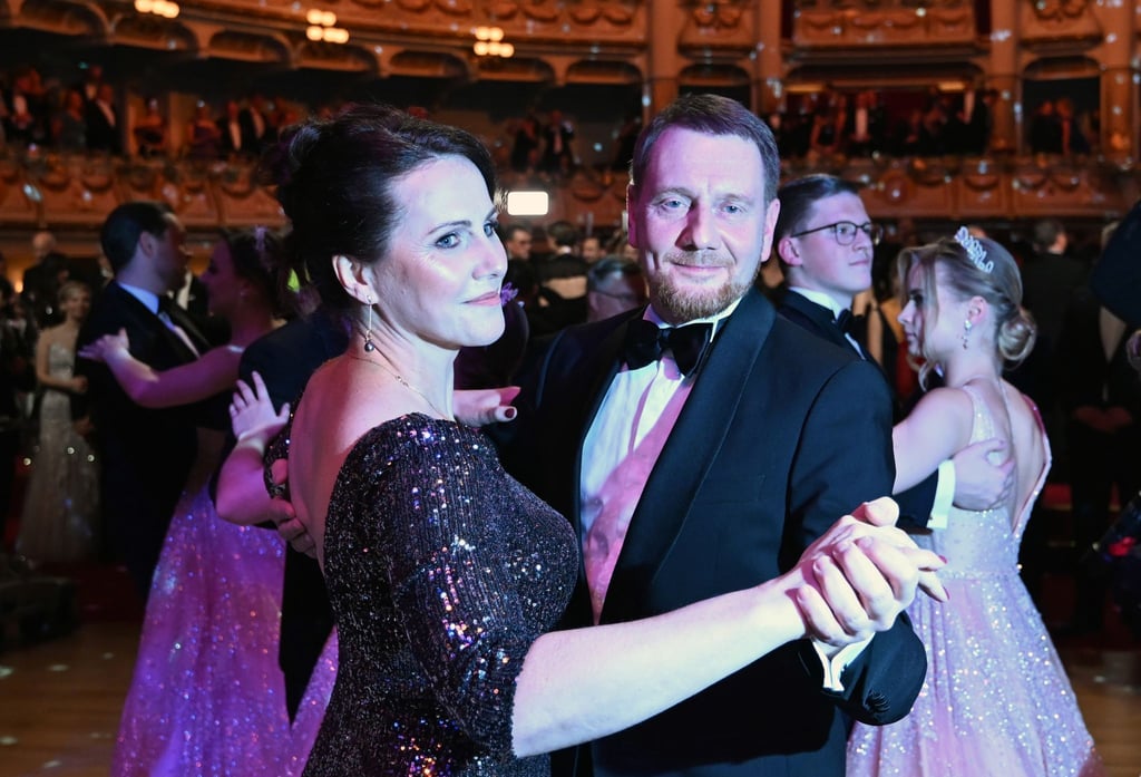Michael Kretschmer (CDU), Ministerpräsident von Sachsen, und seine Frau Annett Hofmann tanzen den Eröffnungswalzer beim 16. Dresdner Semperopernball.