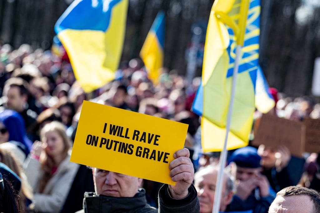 Anlässlich des zweiten Jahrestags der russischen Angriffskriegs auf die Ukraine finden in Deutschland vielerorts Aktionen und Kundgebungen in Solidarität mit der Ukraine statt - wie hier am Brandenburger Tor in Berlin.