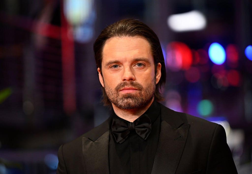 Sebastian Stan, Schauspieler, steht auf dem Roten Teppich.