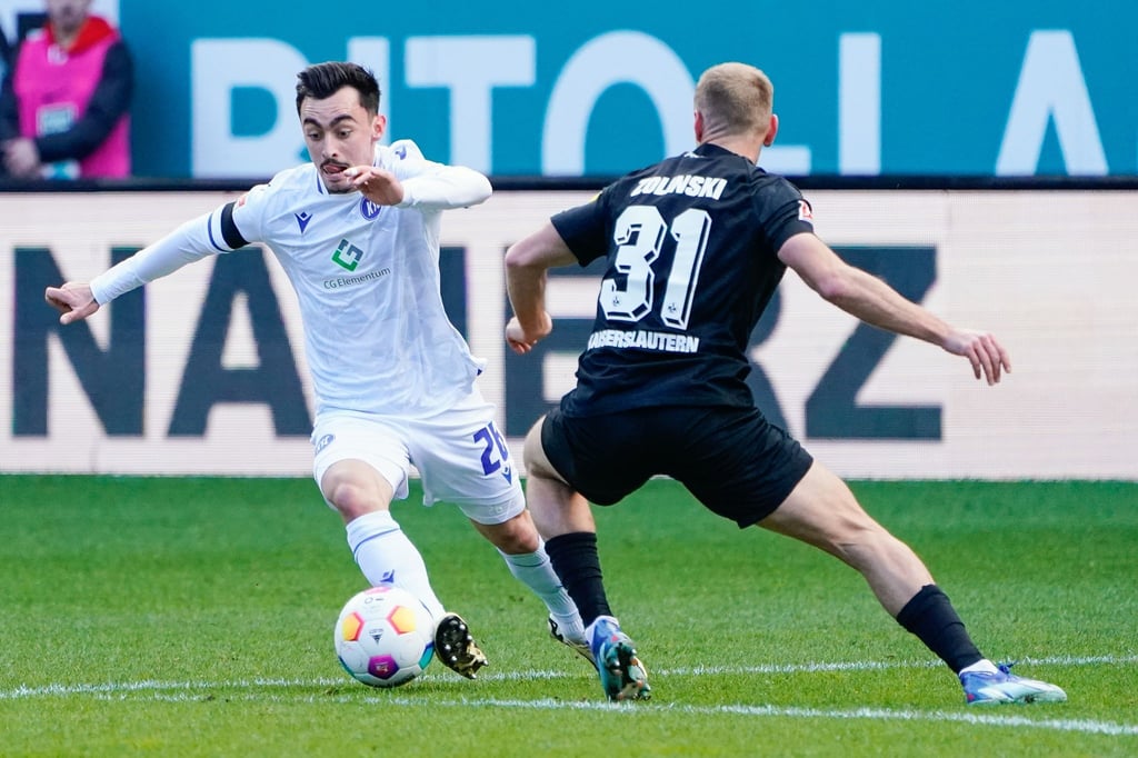 KSC-Profi Paul Nebel (l) umspielt Ben Zolinski.