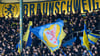 Fans von Eintracht Braunschweig schwenken ihre Flaggen.