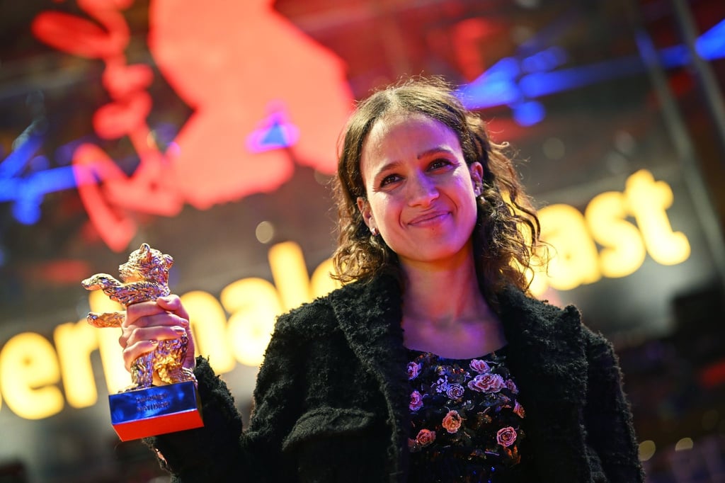 Regisseurin Mati Diop mit ihrem Goldenen Bären für „Dahomey“.