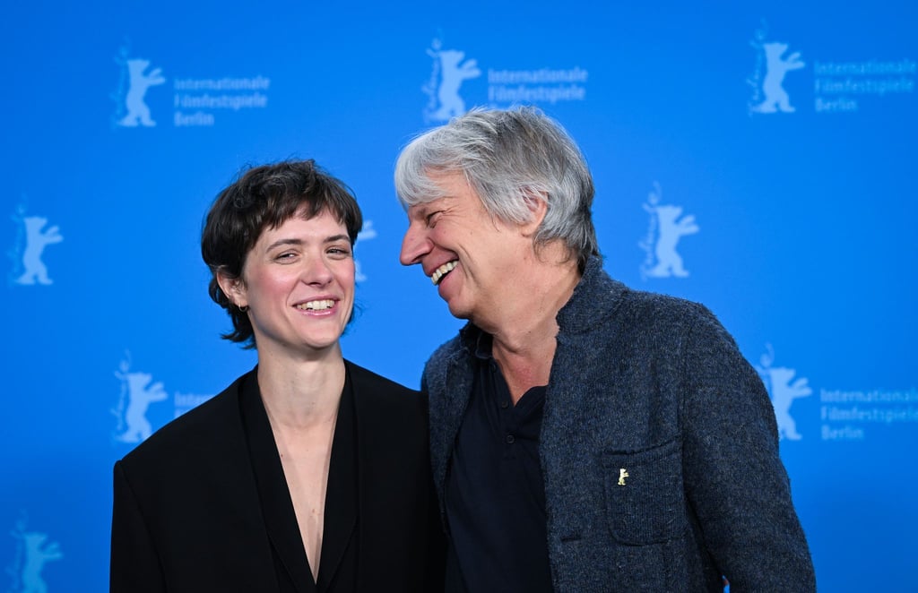 Regisseur Andreas Dresen (r) und die Schauspielerin Liv Lisa Fries (l) lachen beim Photocall ihres Films „In Liebe, Eure Hilde“ (Sektion Wettbewerb).