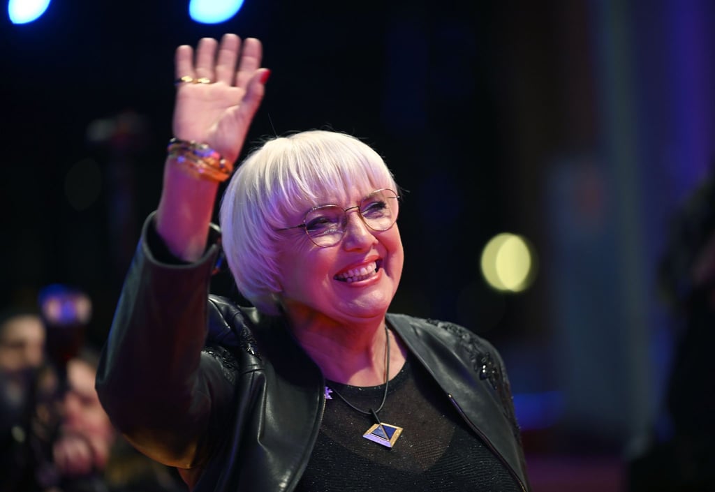 Kulturstaatsministerin Claudia Roth (Bündnis 90/Die Grünen) geht über den Roten Teppich.