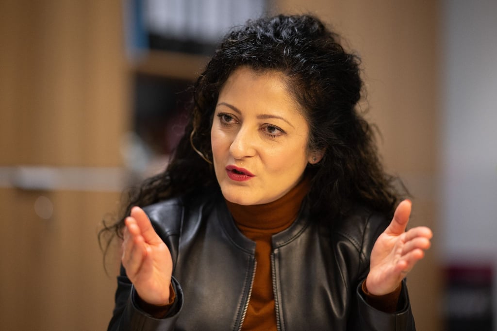 Cansel Kiziltepe (SPD), Berliner Senatorin für Arbeit, Soziales, Gleichstellung, Integration, Vielfalt und Antidiskriminierung, sitzt während eines Interviews in ihrem Büro.