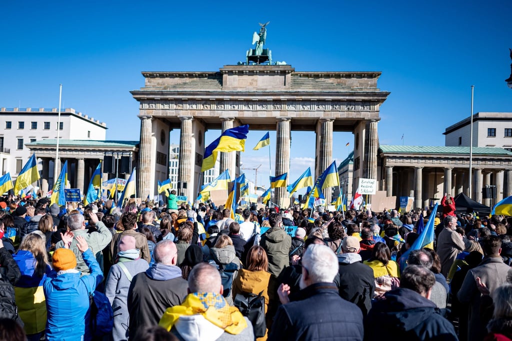 Menschen nehmen an der Solidaritätsdemonstration des Vereins Vitsche „Zusammen Demokratie verteidigen“ teil.
