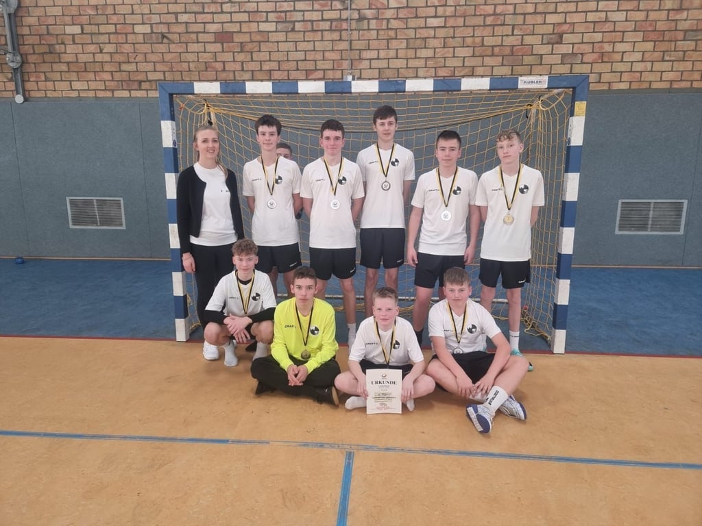 Sportlehrerin Pauline Ahrens mit den Vize-Landesmeistern vom Burgstadtgymnasium Querfurt: Elias L. (hinten v.l.n.r.), Anton, Christoph, Paul H., Elias W. sowie Julian (vorn v.l.n.r.), Eric, Paul K. und Tristan