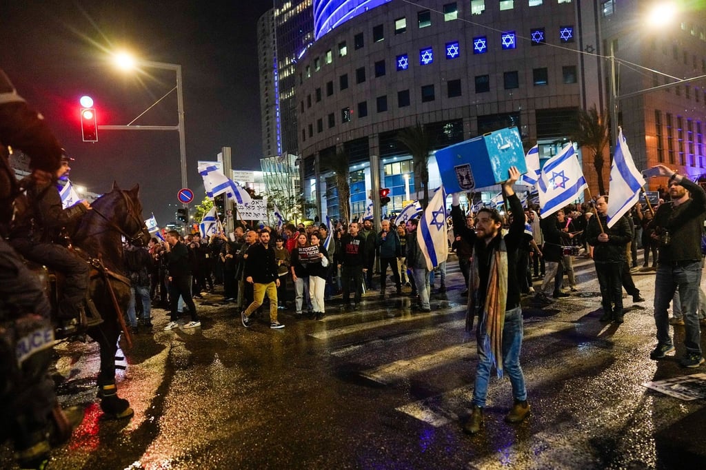 Mit Pferden gehen Polizisten gegen die Regierungsgegner in Tel Aviv vor.