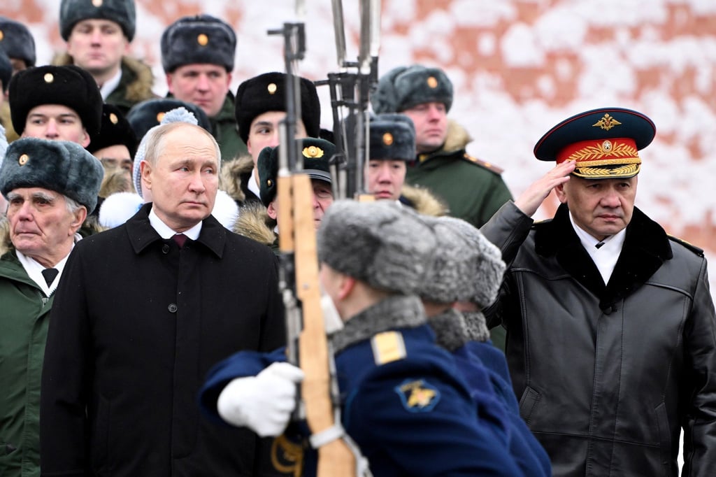Der russische Präsident Wladimir Putin und Verteidigungsminister Sergej Schoigu nehmen an einer Kranzniederlegung am Grab des Unbekannten Soldaten in Moskau teil.
