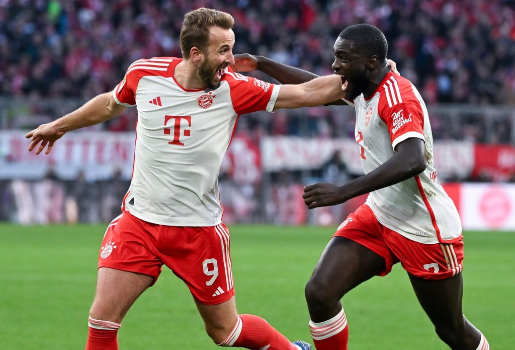 Harry Kane und Dayot Upamecano von München jubeln über das Tor zum 2:0.