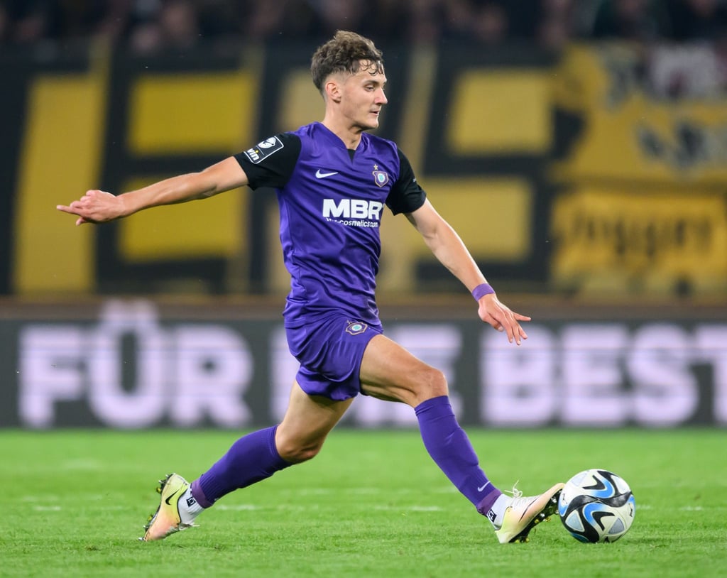 Aues Omar Sijaric spielt den Ball.