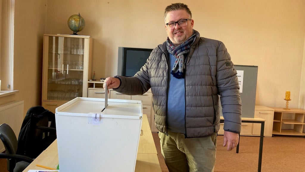 André Saage bei der Stimmenabgabe im Cobbelsdorfer Wahllokal