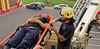 Die Feuerwehr Deetz - Badewitz probt Mittels Hubsteiger die Rettung von Menschen.